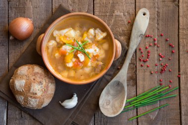 Ahşap masa üzerinde ekmek ve yeşil soğan ile sebze çorbası