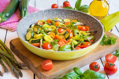 Kızartma tavası pişmiş sebze