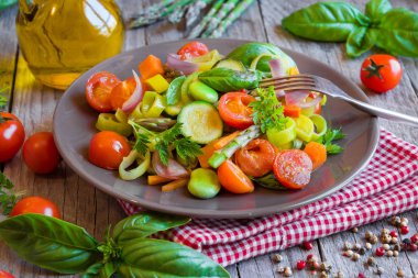 Kahverengi bir plaka üzerinde pişmiş sebze