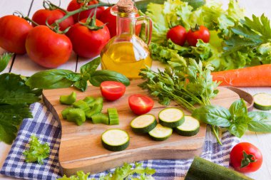 Zeytinyağı, domates ve diğer sebzeler