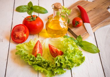 Zeytinyağı, domates ve marul - sağlıklı salata için basit malzemeler