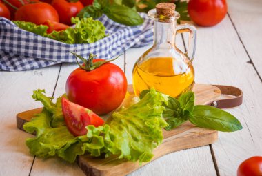 Zeytinyağı, domates ve diğer sebzeler