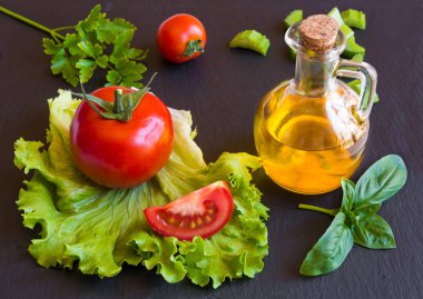 Zeytinyağı, domates ve marul - sağlıklı salata için basit malzemeler