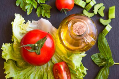 Zeytinyağı, domates ve marul - sağlıklı salata için basit malzemeler