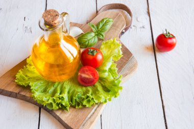 Zeytinyağı, domates ve marul - sağlıklı salata için basit malzemeler