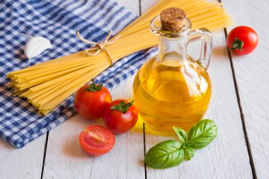 Zeytinyağı, domates, fesleğen ve makarna - sağlıklı ve basit bir yemek için malzemeler