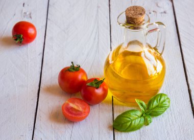 Zeytinyağı, domates ve fesleğen - sağlıklı yemek için temel malzemeler