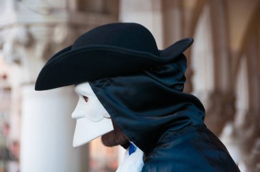 Karnaval Venedik İtalya üzerinde geleneksel karnaval maskesi giyen kişi