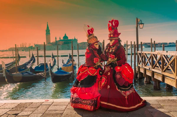 Karnaval Venedik Talya Üzerinde Geleneksel Karnaval Maskesi Takmış Insanlar — Stok fotoğraf