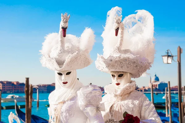 Karnaval Venedik Talya Üzerinde Geleneksel Karnaval Maskesi Takmış Insanlar — Stok fotoğraf