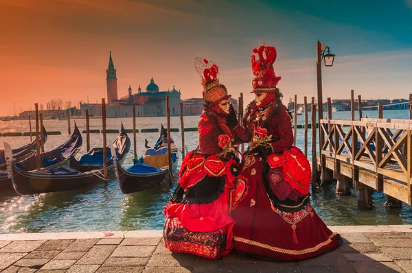 Karnaval Venedik Talya Üzerinde Geleneksel Karnaval Maskesi Takmış Insanlar — Stok fotoğraf