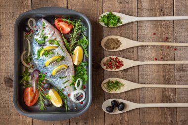 Ham dorada balık otlar ve baharatlar, yemek pişirmek için hazır