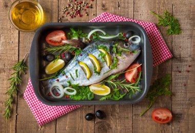 Ham dorada balık otlar ve baharatlar, yemek pişirmek için hazır