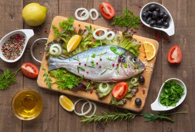 Ham dorada balık otlar ve baharatlar, yemek pişirmek için hazır