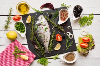 Ham dorada balık otlar ve baharatlar, yemek pişirmek için hazır