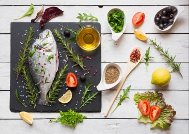 Ham dorada balık otlar ve baharatlar, yemek pişirmek için hazır