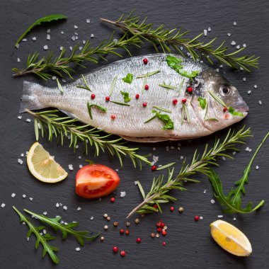 Ham dorada balık otlar ve baharatlar, yemek pişirmek için hazır