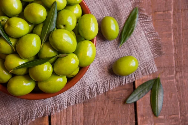 Olives Vertes Fraîches Sur Fond Bois Foncé — Photo