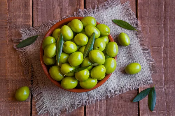 Olive Verdi Fresche Fondo Legno Scuro — Foto Stock