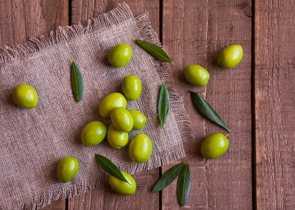 Olives Vertes Fraîches Sur Fond Bois Foncé — Photo