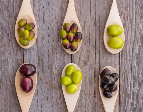 Olives Fraîches Différents Types Sur Cuillères Bois — Photo