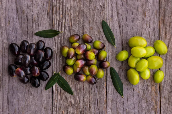 Olives Fraîches Différents Types Sur Table Bois — Photo