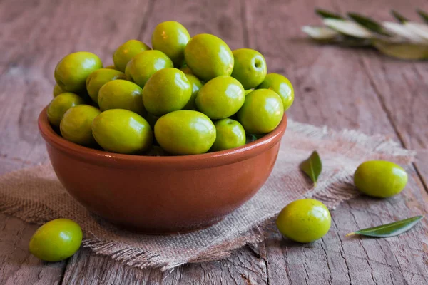 Olives Vertes Fraîches Dans Bol — Photo