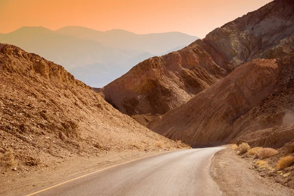 位于 Usa 死亡谷国家公园沙漠中的风景之路 — 图库照片