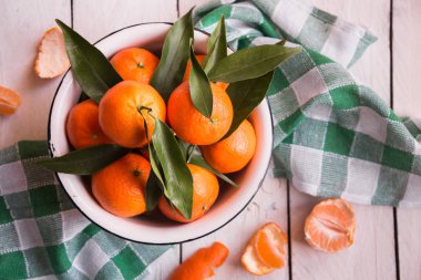 Beyaz ahşap masa üzerinde lezzet ile olgun lezzetli mandalina