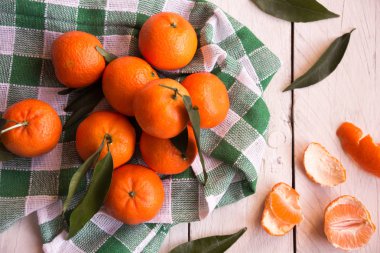 Beyaz ahşap masa üzerinde lezzet ile olgun lezzetli mandalina