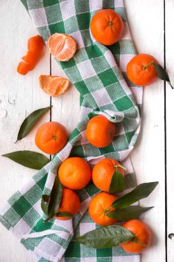 Beyaz ahşap masa üzerinde lezzet ile olgun lezzetli mandalina