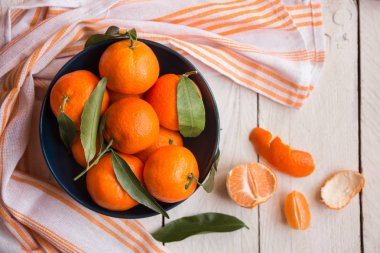 Beyaz ahşap masa üzerinde lezzet ile olgun lezzetli mandalina