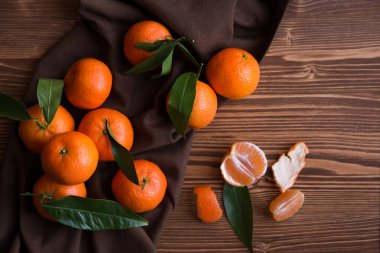 Olgun lezzetli mandalina lezzet koyu ahşap tablo ile