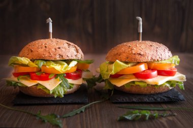 Peynirli, marullu, sebzeli ve roka aromalı lezzetli sandviçler.