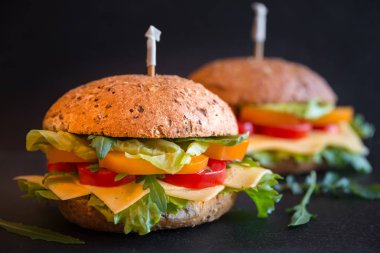 Peynirli, marullu, sebzeli ve roka aromalı lezzetli sandviçler.