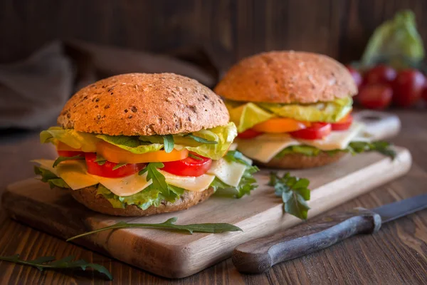 Peynirli, marullu, sebzeli ve roka aromalı lezzetli sandviçler.