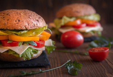 Peynirli, marullu, sebzeli ve roka aromalı lezzetli sandviçler.