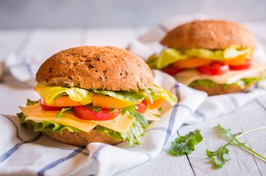 Peynirli, marullu, sebzeli ve roka aromalı lezzetli sandviçler.