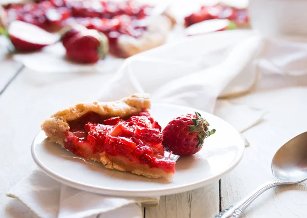 Pastel casero de fresa dulce con fresas frescas en una mesa de madera blanca — Foto de Stock