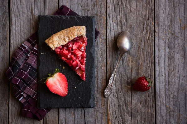 Gâteau maison à la fraise avec des fraises fraîches sur fond sombre — Photo