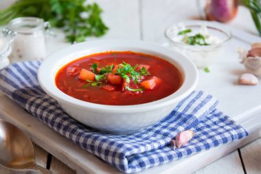 Pancar kökü ve diğer sebzelerden yapılan geleneksel Rus sebze çorbası.