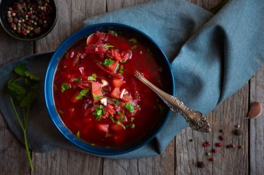 Pancar kökü ve diğer sebzelerden yapılan geleneksel Rus sebze çorbası.