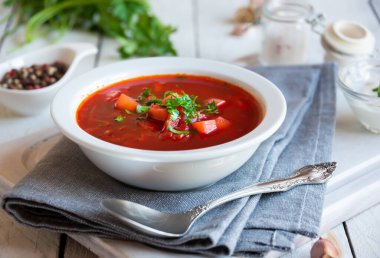 Pancar kökü ve diğer sebzelerden yapılan geleneksel Rus sebze çorbası.