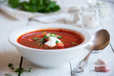 Pancar kökü ve diğer sebzelerden yapılan geleneksel Rus sebze çorbası.