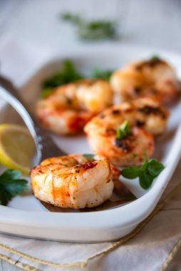 Limonlu ve otlu kızarmış karides, sağlıklı deniz ürünleri.