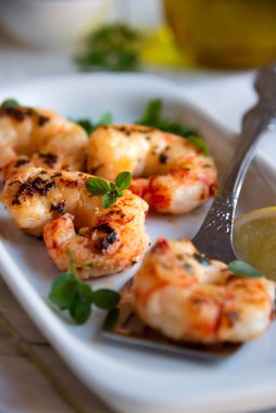 Limonlu ve otlu kızarmış karides, sağlıklı deniz ürünleri.