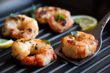 Limonlu ve otlu kızarmış karides, sağlıklı deniz ürünleri.