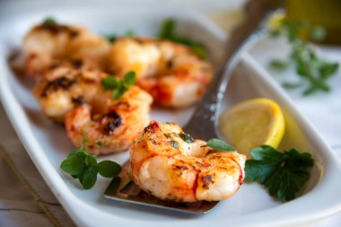 Limonlu ve otlu kızarmış karides, sağlıklı deniz ürünleri.