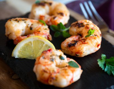 Limonlu ve otlu kızarmış karides, sağlıklı deniz ürünleri.