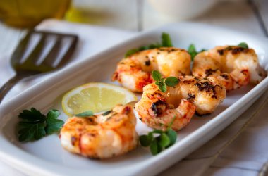 Limonlu ve otlu kızarmış karides, sağlıklı deniz ürünleri.